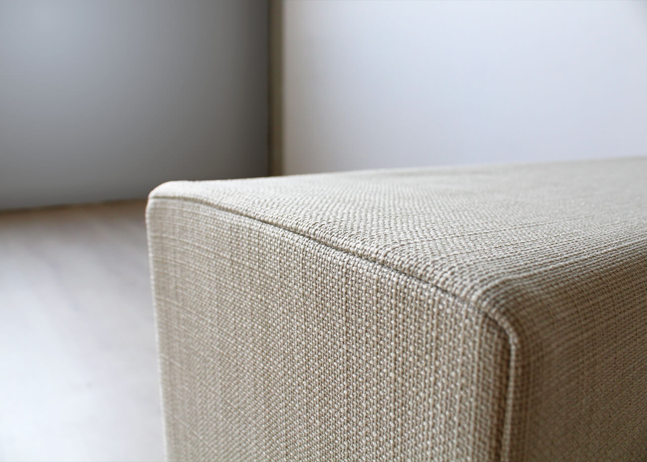 Rivestimento beige per bracciolo divano - Allestimenti e arredi sostenibili  di design  Mobili in cartone Rivestimento in stoffa per modulo bracciolo  divano home staging, realizzato in tessuto 100% PES, tessuto utilizzato